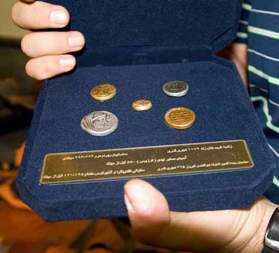 اهدای یادبود به تیم های دعوت شده