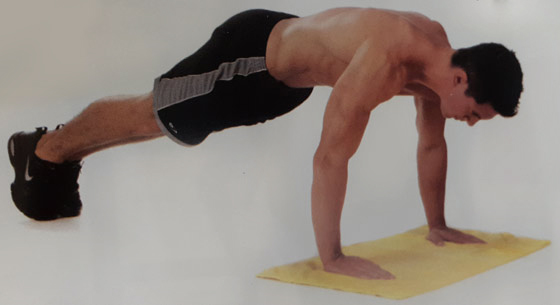 دور و نزدیک کردن دست ها روی حوله