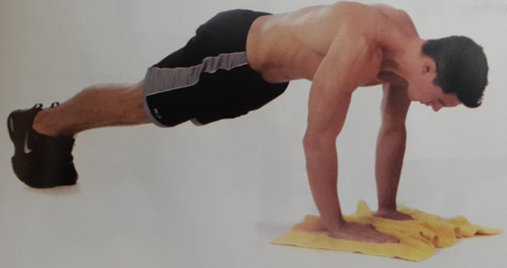 دور و نزدیک کردن دست ها روی حوله